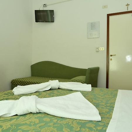 Albergo Leonarda Rimini Esterno foto
